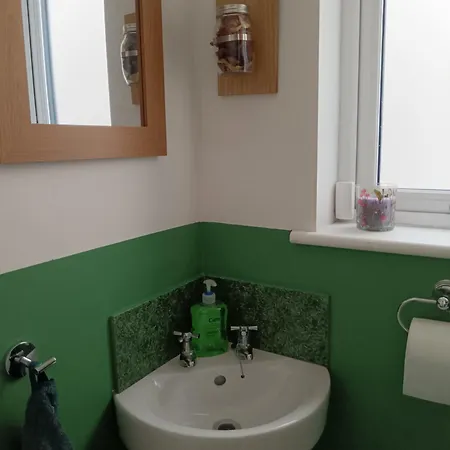 4 Bed Modern Spacious House South