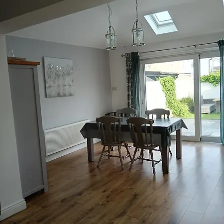 Hébergement de vacances 4 Bed Modern Spacious House South