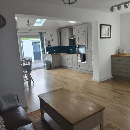 4 Bed Modern Spacious In South * Dublin