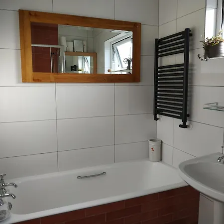 4 Bed Modern Spacious House South